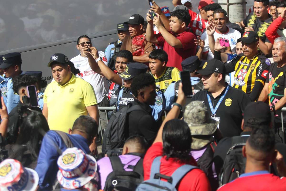 Espectacular llegada de la Ultra Fiel, la chica de Olimpia que fue la sensación y llenazo en el Chelato Uclés para la final
