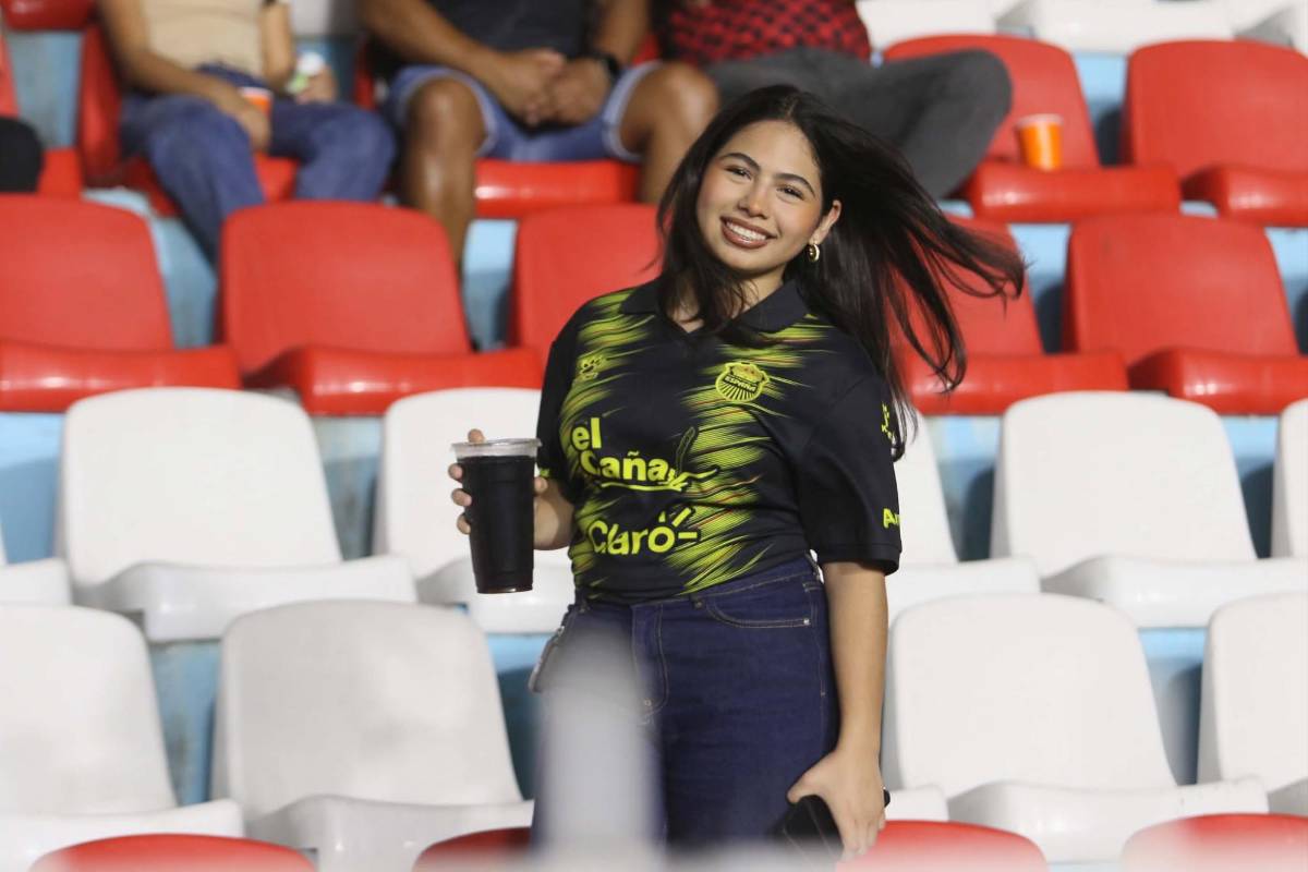 Plantel de Motagua esperó a Romario, bellezas y ¿Entró Emilio al estadio?