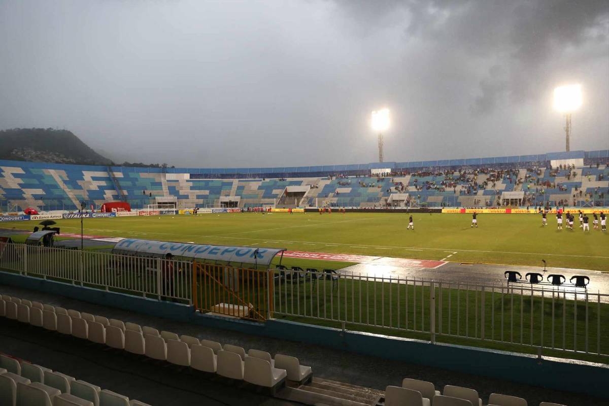 Tremendo diluvio en el Nacional, enfado de los aficionados de Marathón, jugador en muletas, bellas chicas y DT en aprietos
