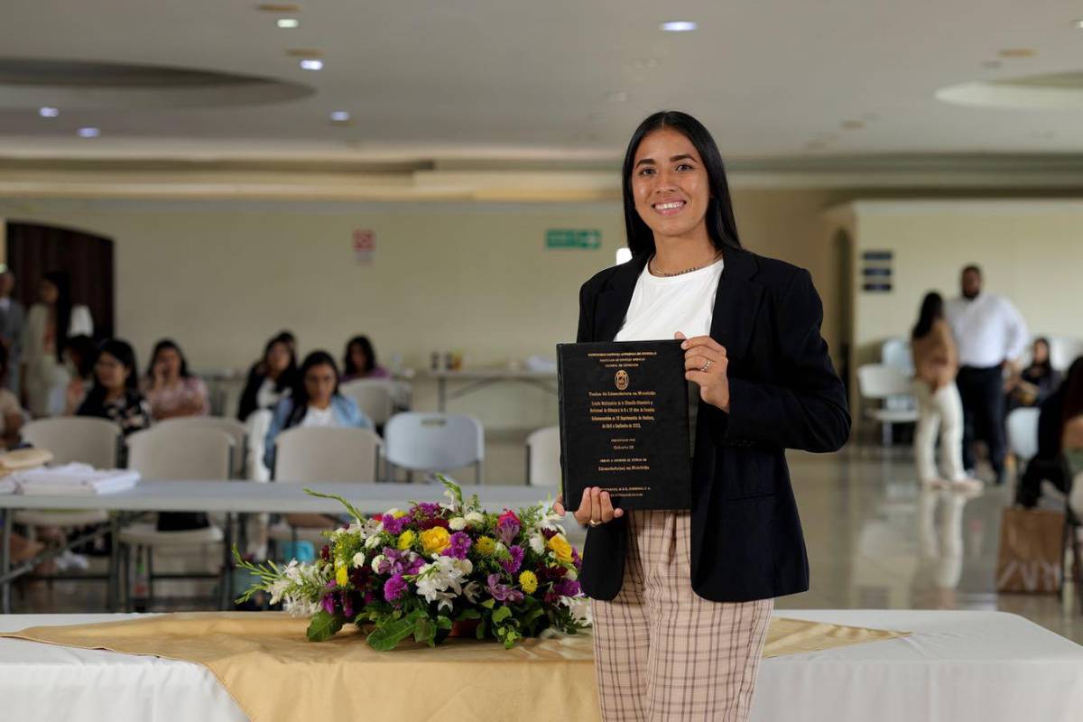 ¿Quién es? Futbolista hondureña se graduó de la UNAH y al día siguiente jugó con la Selección en otro país