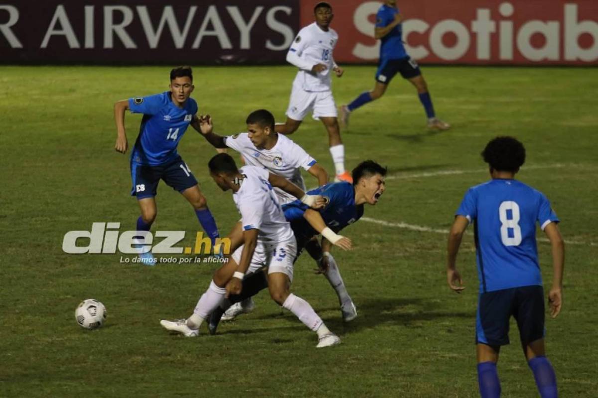 Fuerte disputa entre jugadores de El Salvador y de Panamá en el Estadio Nacional. Foto Marvin Salgado.