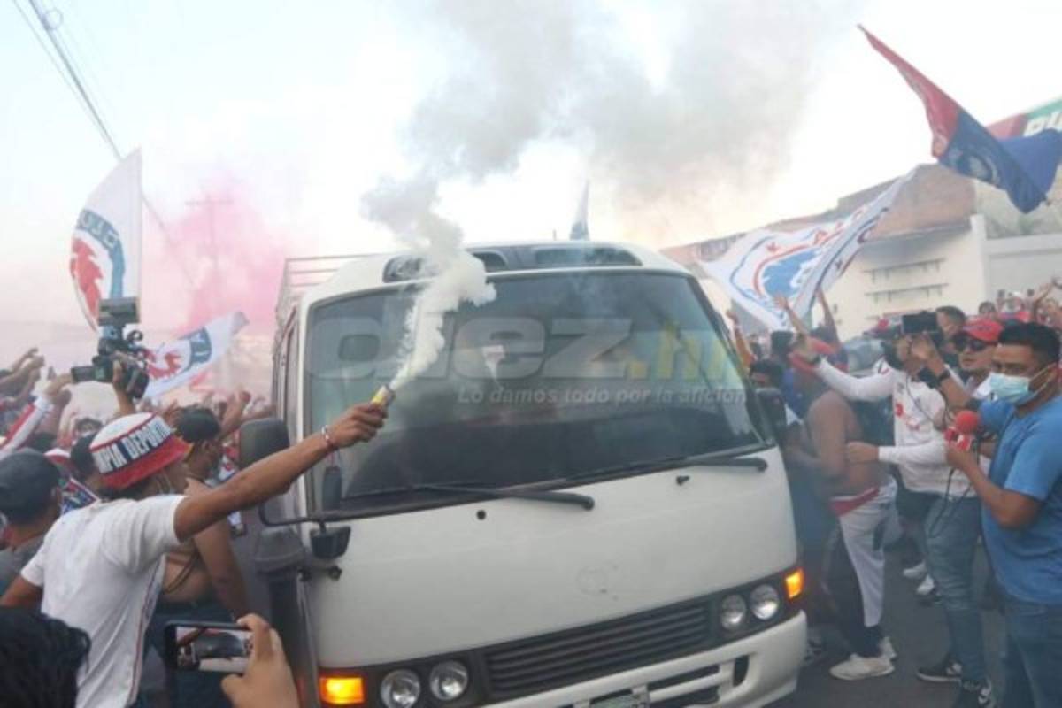 Hinchas merengues inundan los alrededores del Nacional con los colores del Olimpia previo al duelo ante Motagua