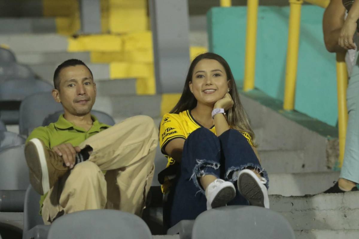 Llegando al Nacional se le avalanzaron a Moreira, las bellezas del Real España y el detalle de Jefryn Macías