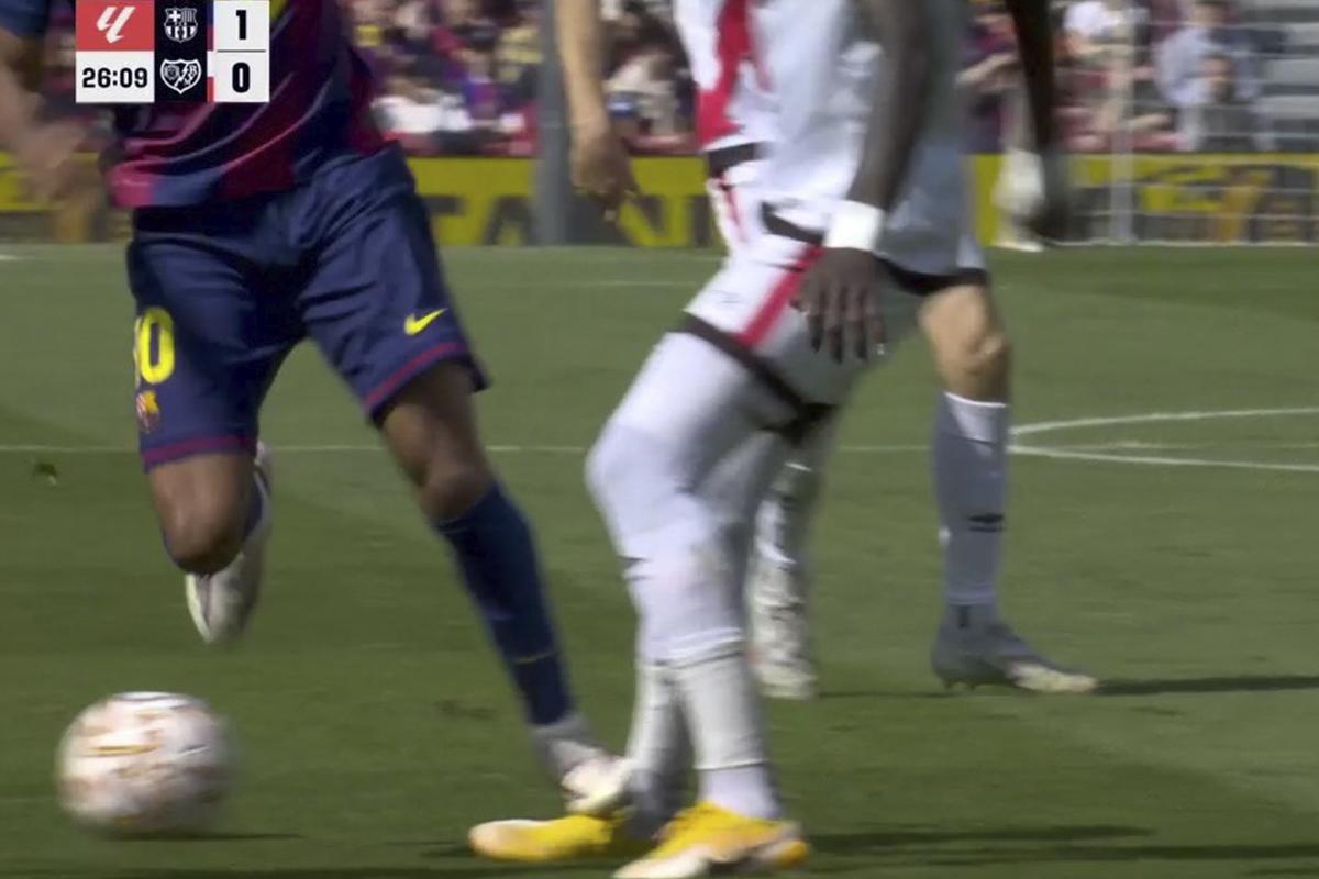 La roja para Lamine y el penal que pidió el Rayo en la victoria del Barcelona; Joan García montó un show en el Camp Nou