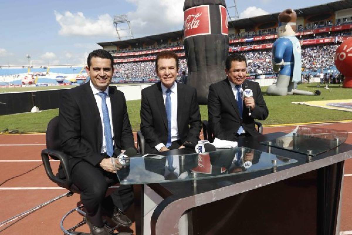 Salvador Nasrala-Yanuario Paz-Nahun Espinoza, presentadores de la cadena Televicentro en el partido Honduras Vs Mexico en el Estadio Olimpico 17 Noviembre 2015 DM