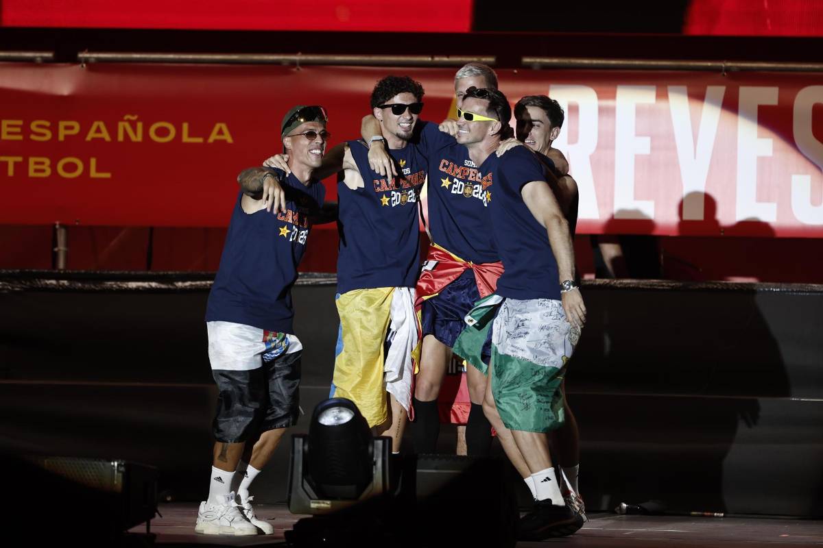 La fiesta de España hasta Cibeles, los que se besaron y el cartel: Paredes vs. Gavi
