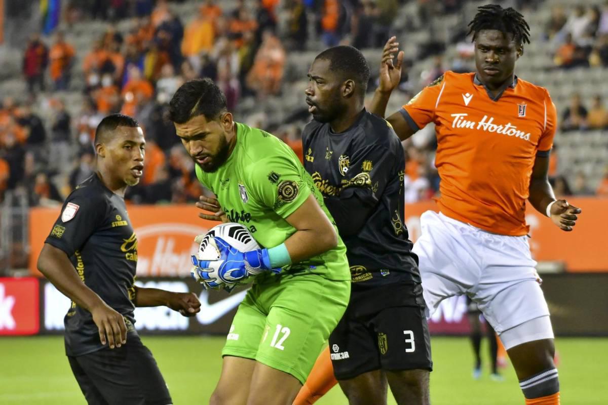 El portero César Samudio jugó los últimos cuatro torneos con el CAI de Panamá, de donde se marcha como figura.