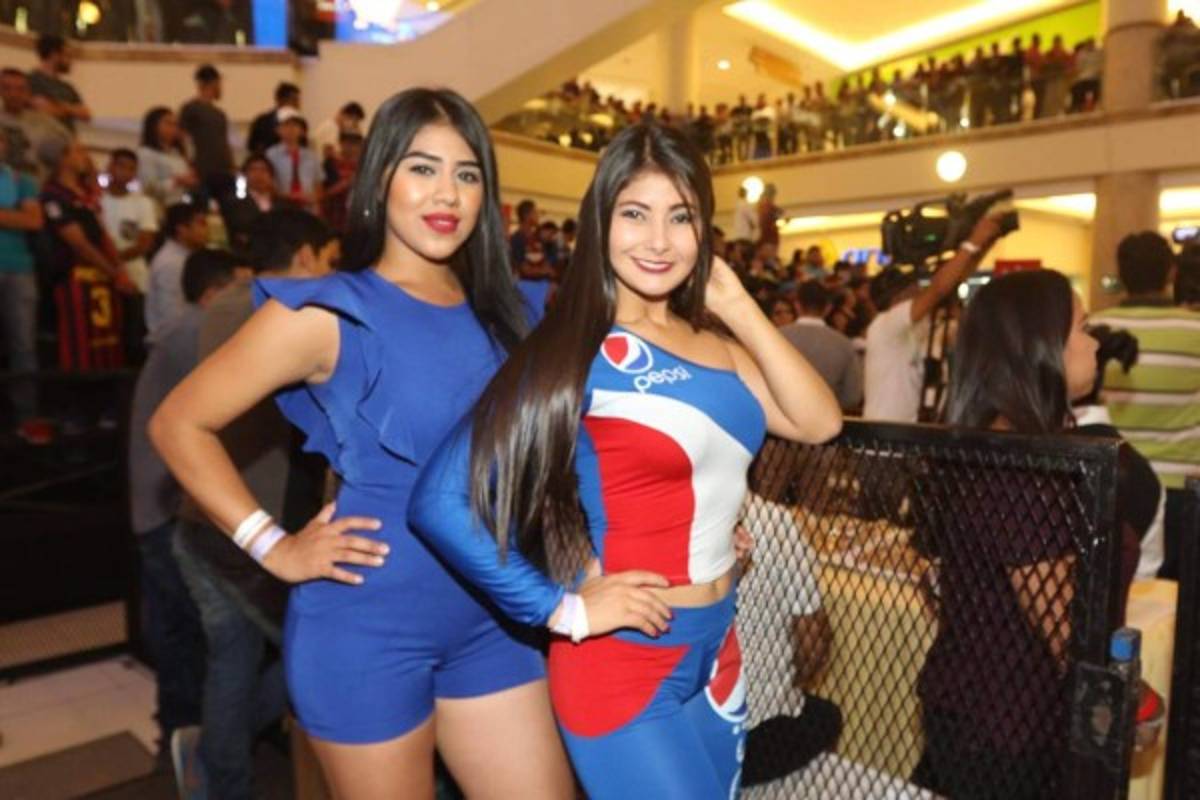 Las hermosas chicas que adornan llegada de Ronaldinho a Honduras