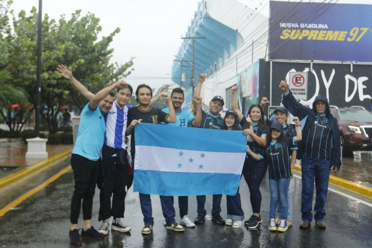 Honduras vs México: ni la lluvia los detiene, aficionados llegan al estadio Morazán, la seguridad es extrema y sigue venta de boletos del mercado negro