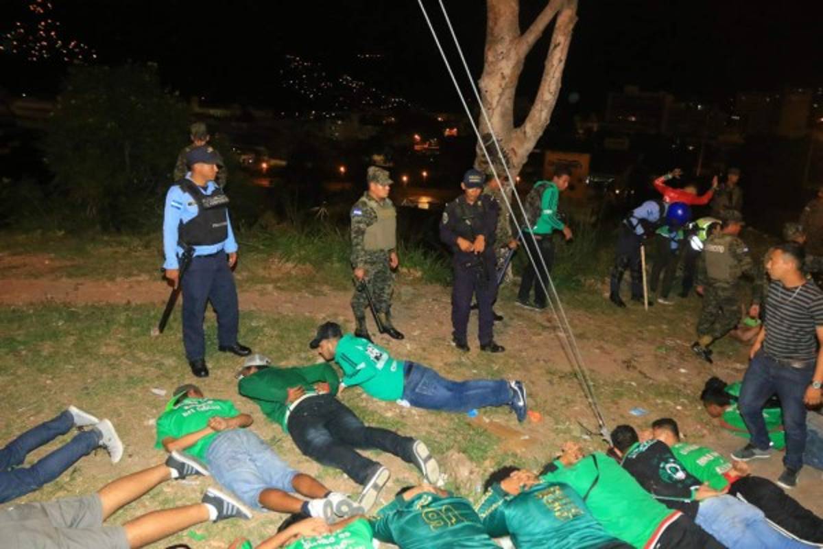 FOTOS: Barras del Olimpia y Marathón cruzan disparos en pleito