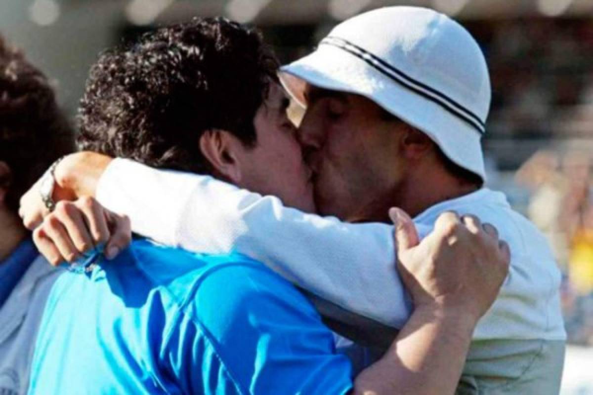 En fotos inéditas: Los besos más recordados de Diego Maradona ¡Hasta con Maluma!   