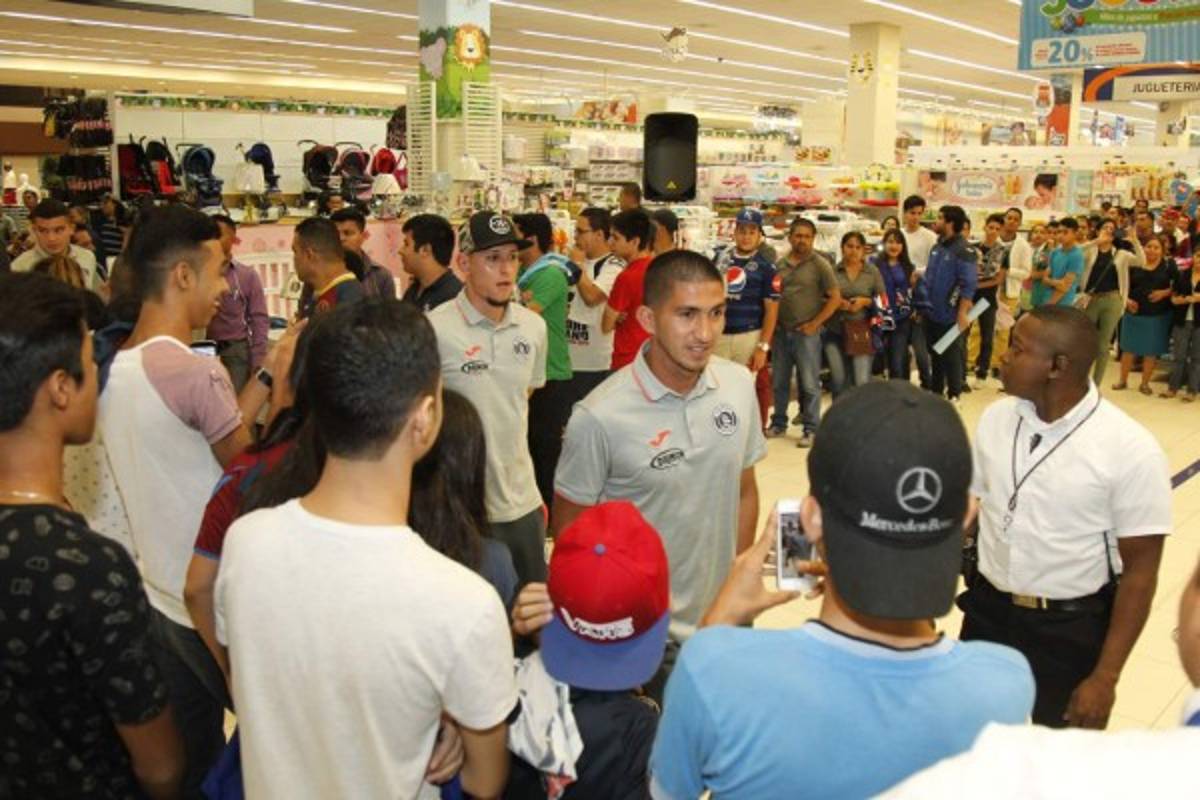 Aficionados abarrotaron llegada de Motagua a San Pedro Sula