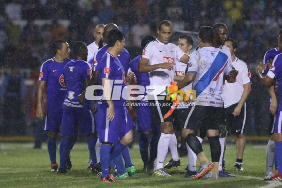 NO SE VIO EN TV: El hincha que buscaba una foto con una Leyenda del Mundo y la petición a Puyol