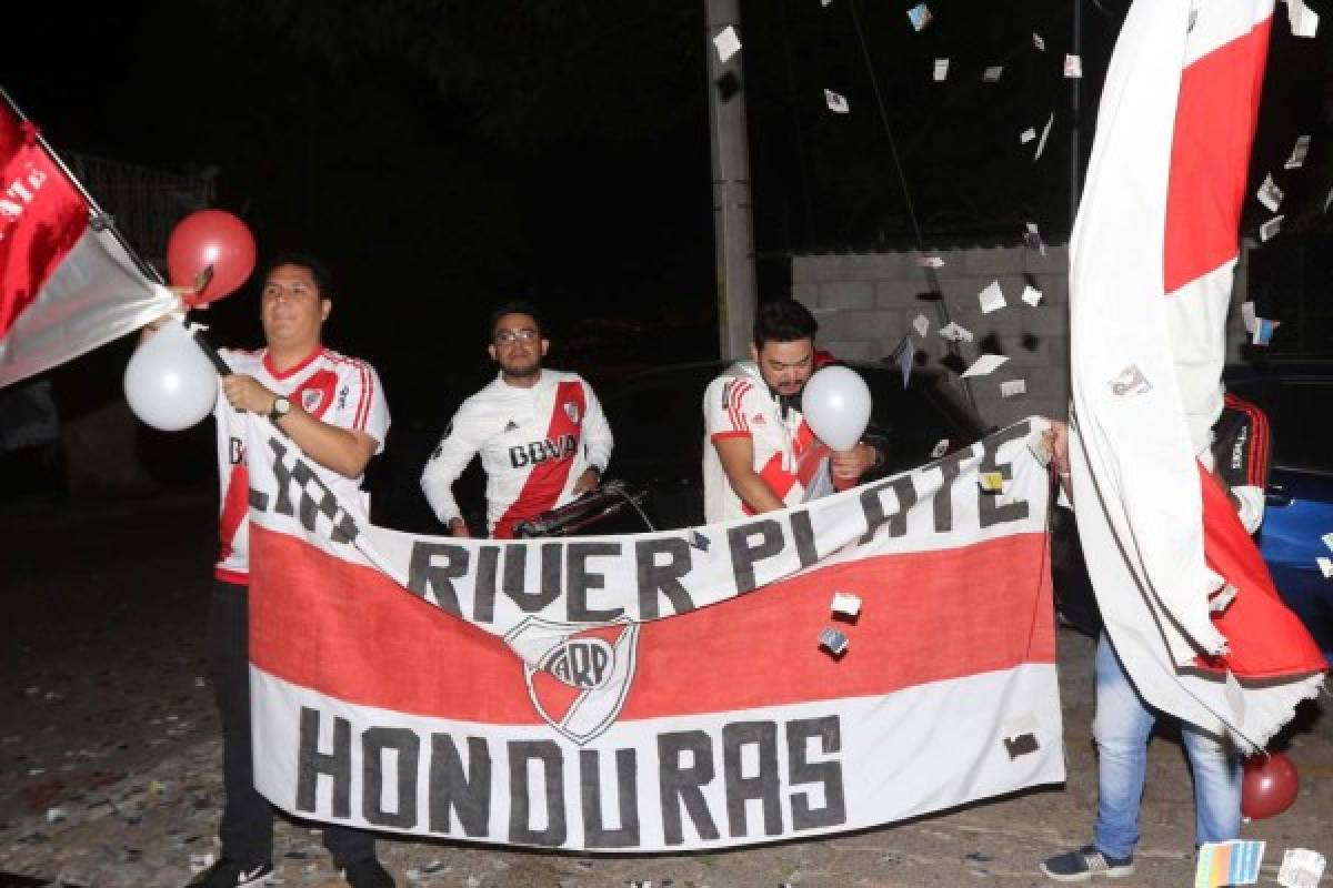 FOTOS: Hinchas hondureños viven la emoción del Boca-River en Tegucigalpa