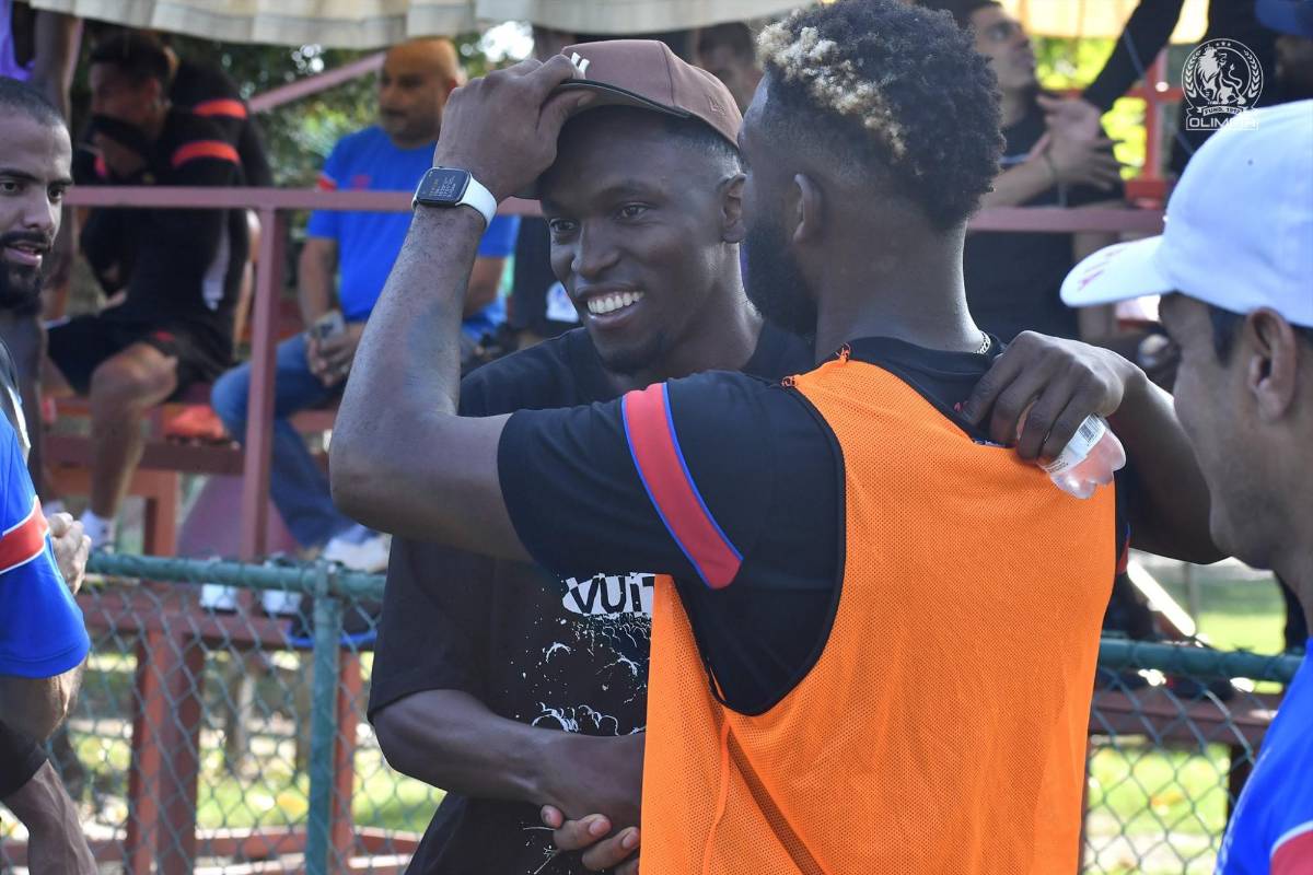 Una visita especial y se fue con regalo: Alberth Elis sorprende a los jugadores del Olimpia en Houston, Estados Unidos