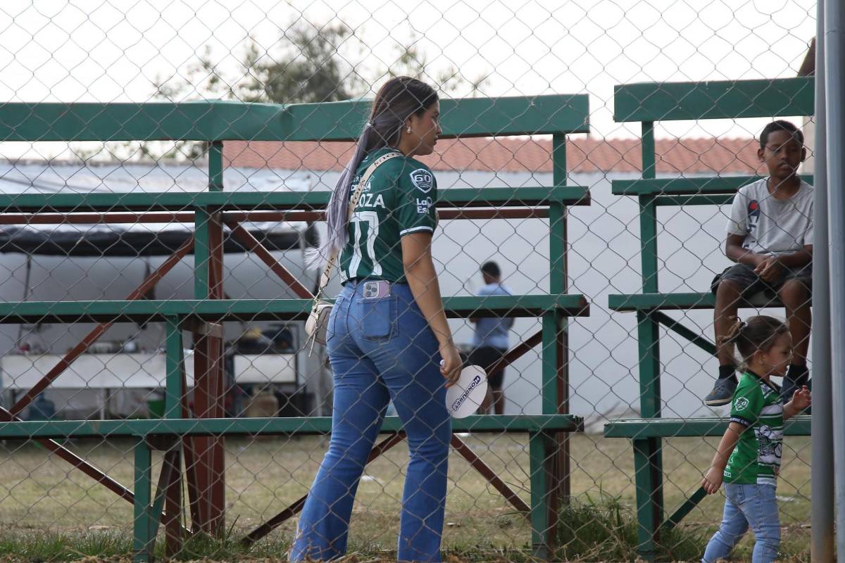 ¿Quién es la aficionada que robó suspiros? Ambientazo se vive con el partido del descenso entre Juticalpa FC y Real Sociedad