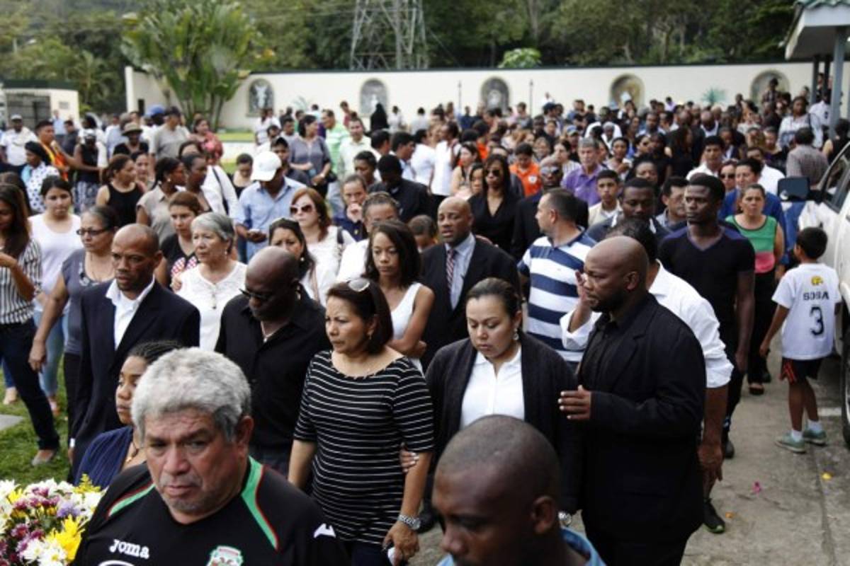 Así fue el sufrimiento de David Suazo y su familia en el último adiós a su padre