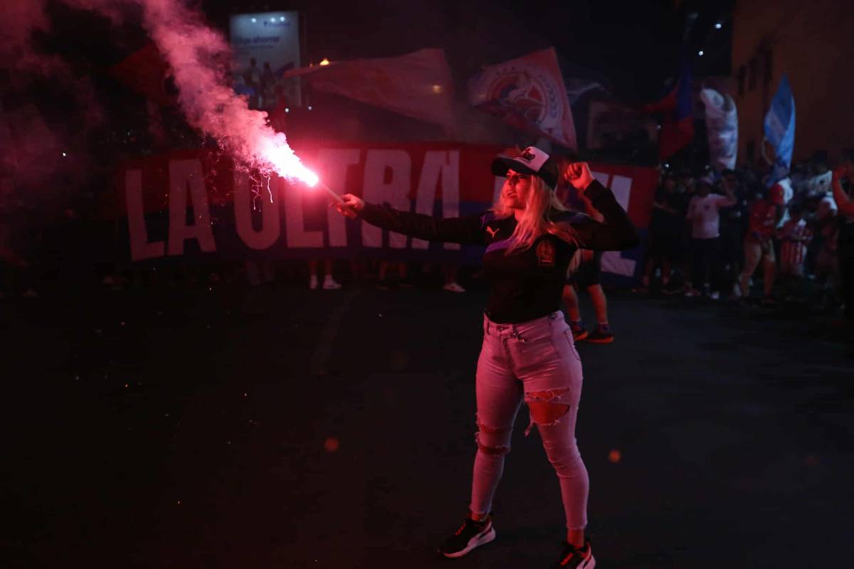 Aficionada se lleva las miradas, lindas fanáticas y la camisa que todos valoran en el Olimpia vs Alajuelense