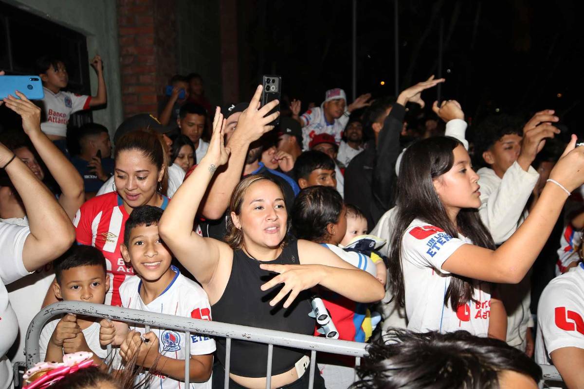 ¡Una locura de banderazo! Afición del Olimpia se desborda junto al plantel pensando en la corona 39