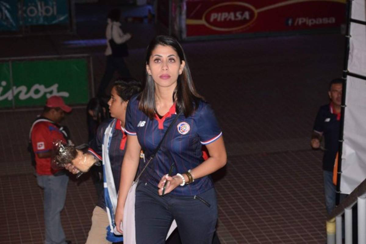 La belleza tica que apoyó a su selección en el juego eliminatorio ante Jamaica