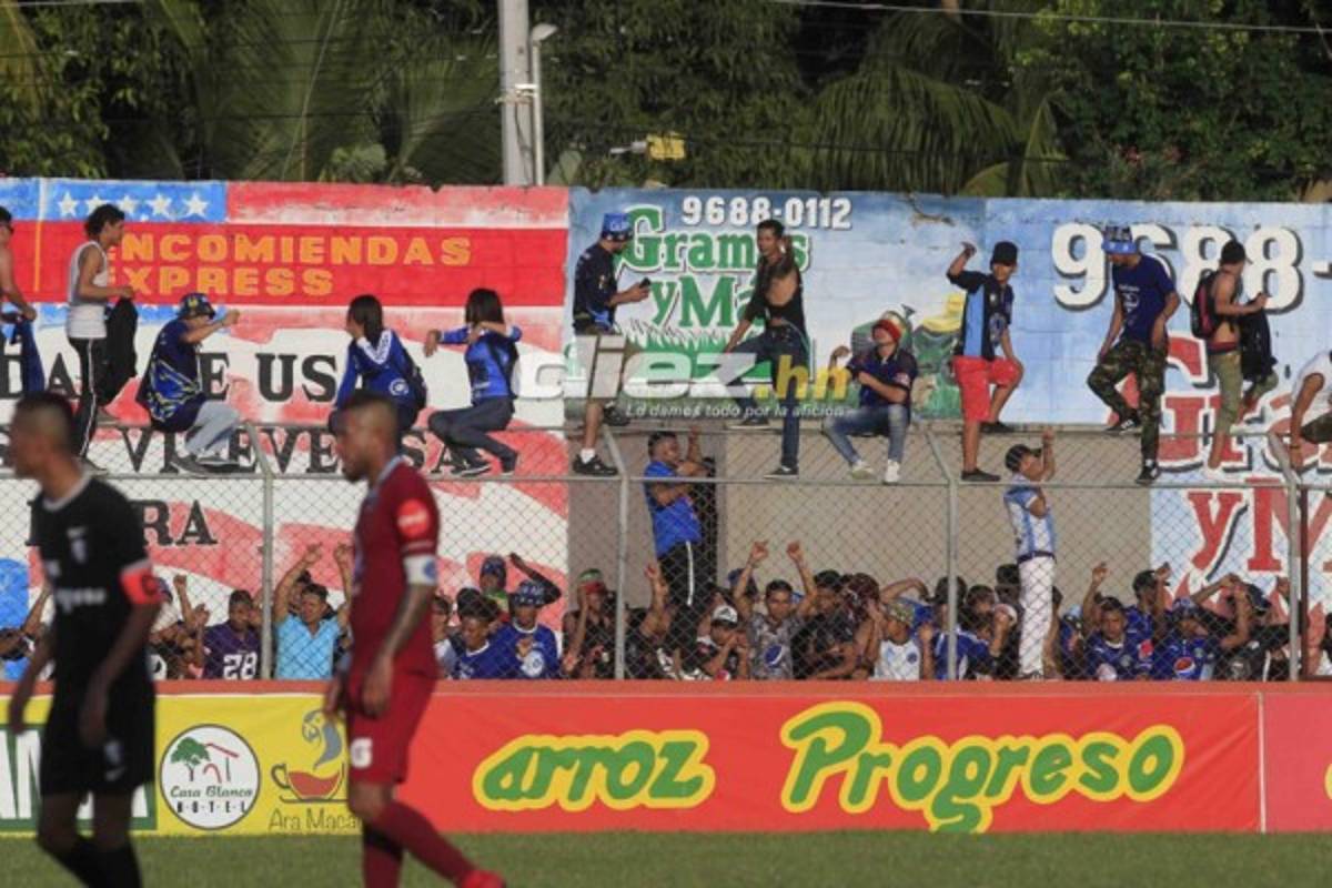 NO VISTE EN TV: Lluvia de huevos, pancartas en el Nacional y chicas lindas