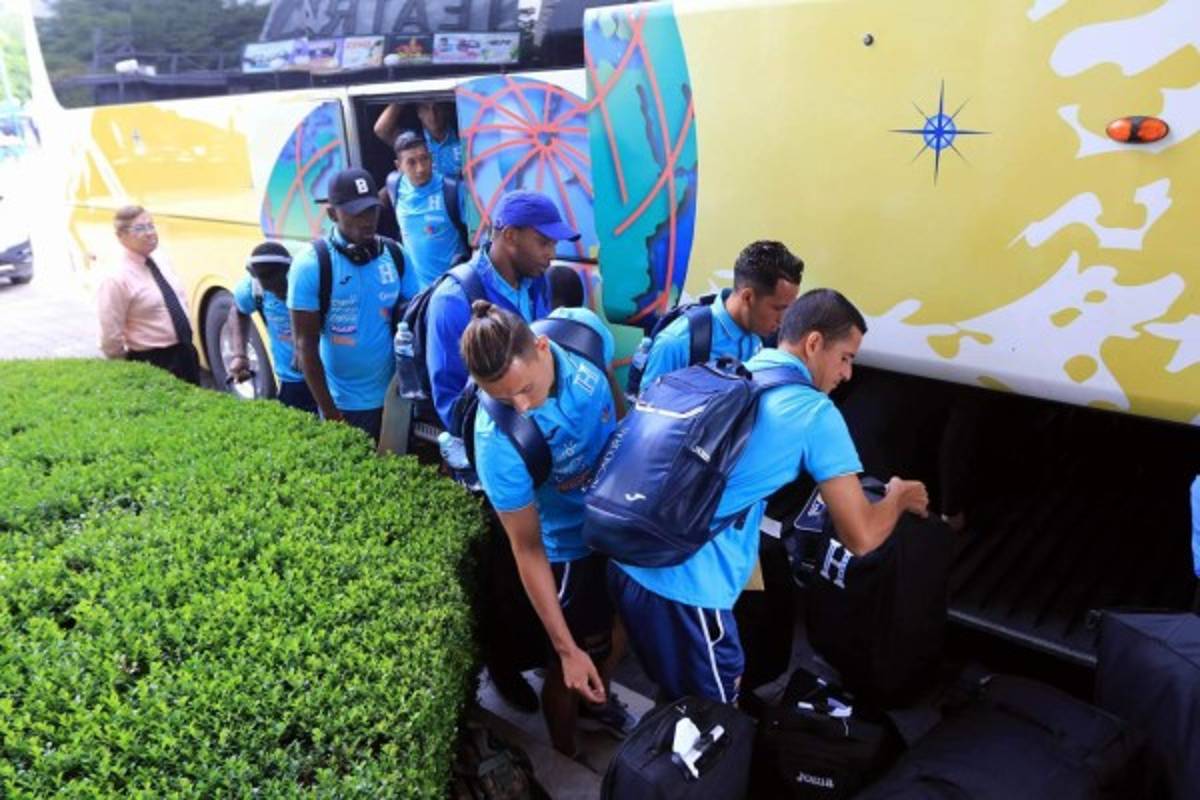 Aficionados arropan a Honduras a su llegada a Ciudad de México