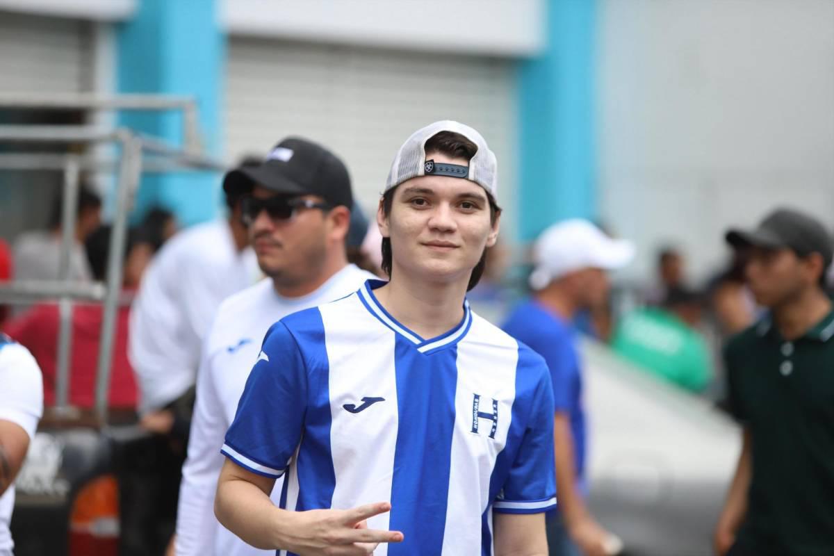 Honduras vs El Salvador: ¡Locura por los tiktokers! Cuscatlecos invaden SPS y euforia de los catrachos en el Morazán