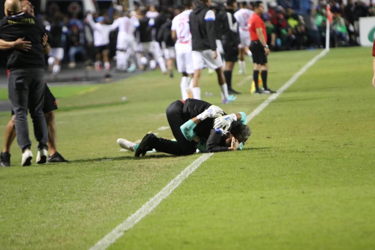 FOTOS: El que se robó el show en el festejo de Olimpia, el beso de Beckeles, legionarios presentes e invasión de cancha