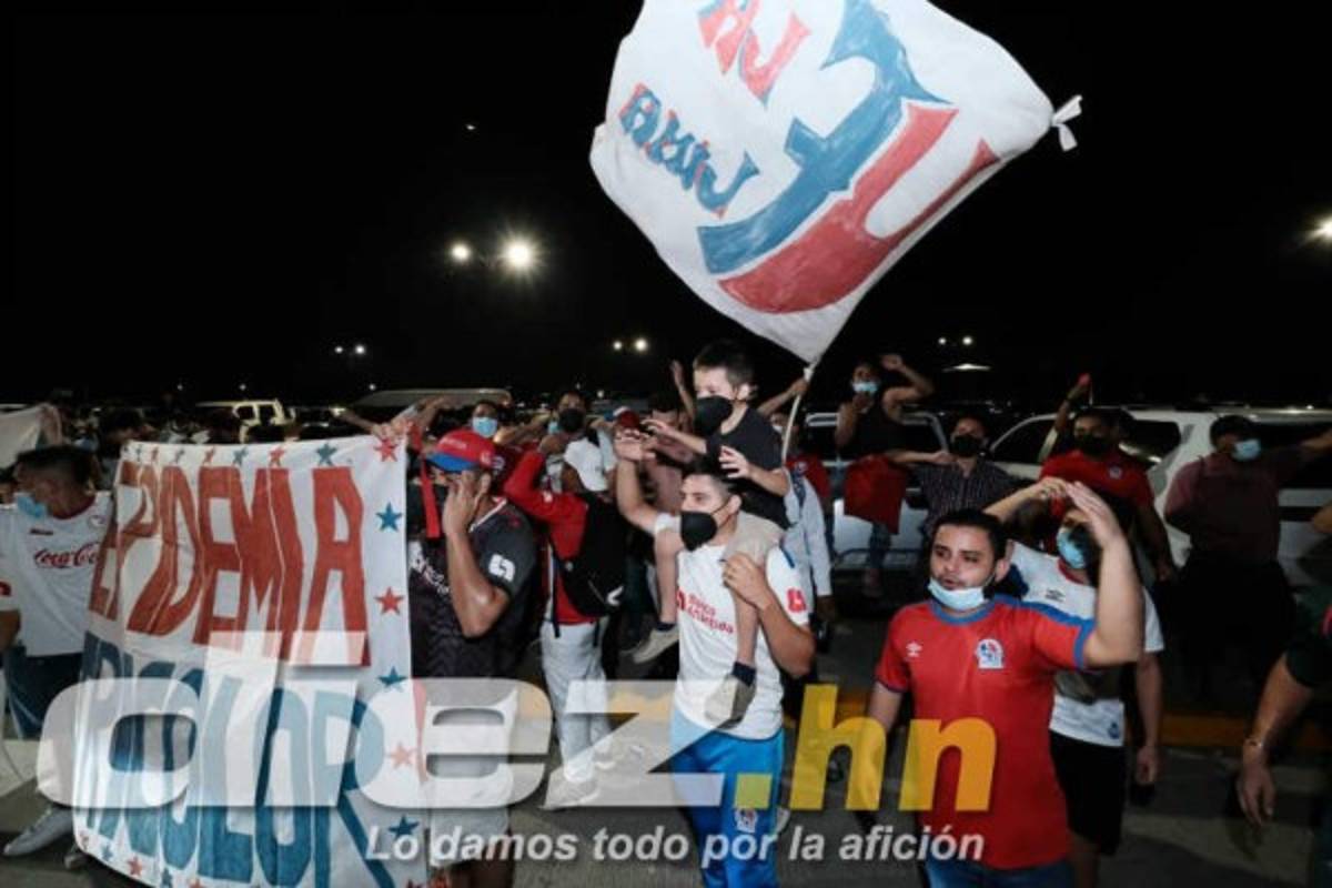 La exigencia de los aficionados al 'Topo' Aguirre y el gesto de Troglio a pesar de la pandemia en la llegada de Olimpia