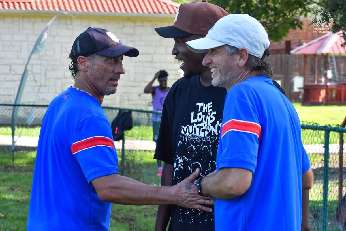 Una visita especial y se fue con regalo: Alberth Elis sorprende a los jugadores del Olimpia en Houston, Estados Unidos