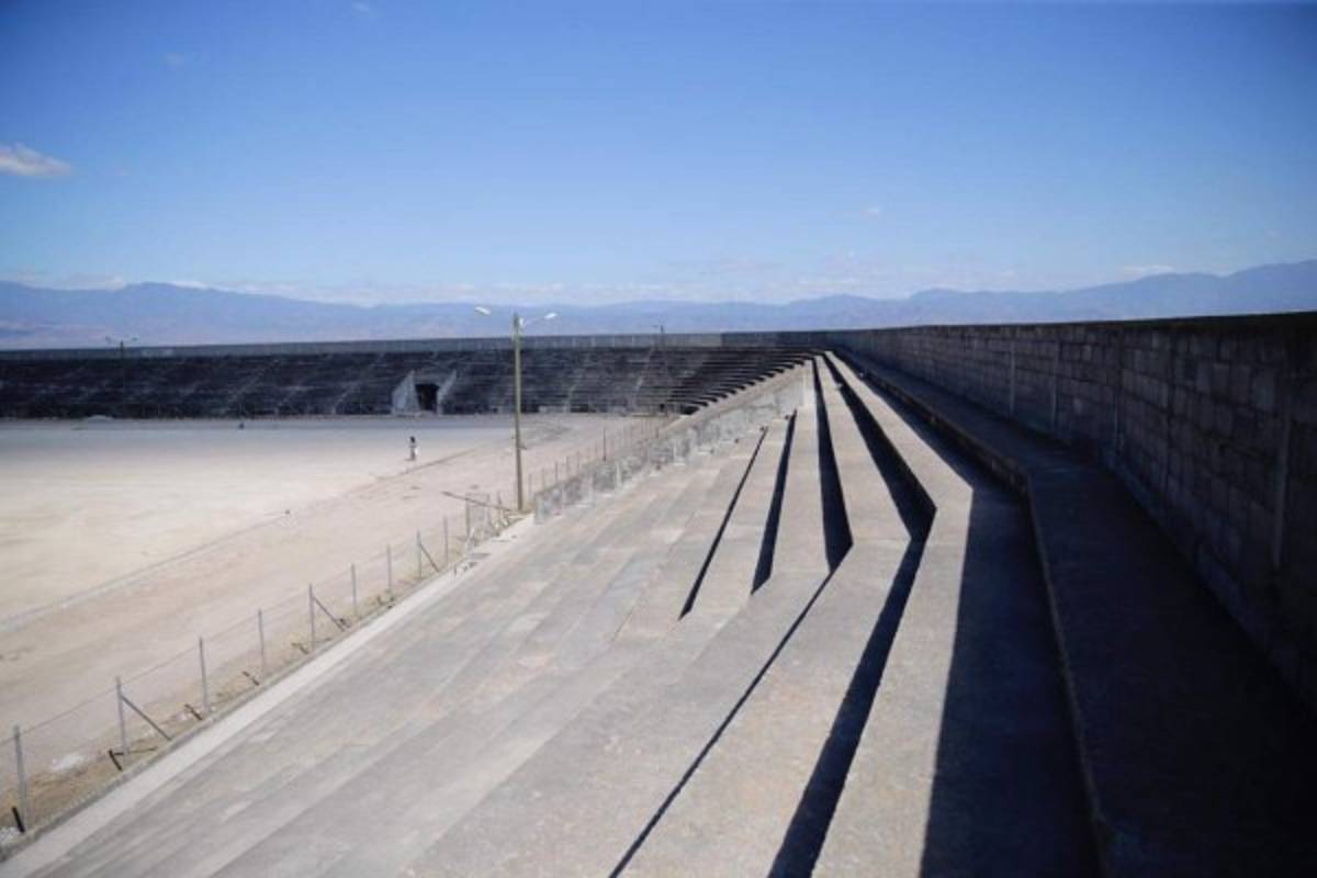 ¡Una belleza! De ser un potrero a tener cancha sintética; así han transformado el estadio de La Paz