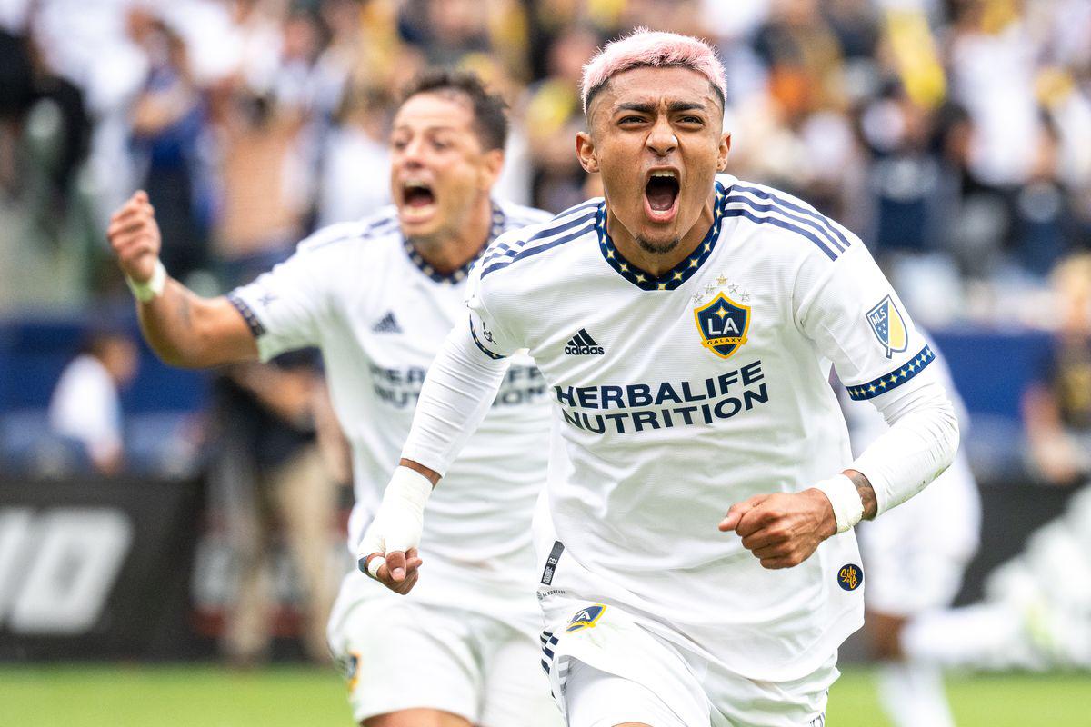 Julián Araujo no pudo llegar al Barcelona por un error en el sistema en el último día del mercado.