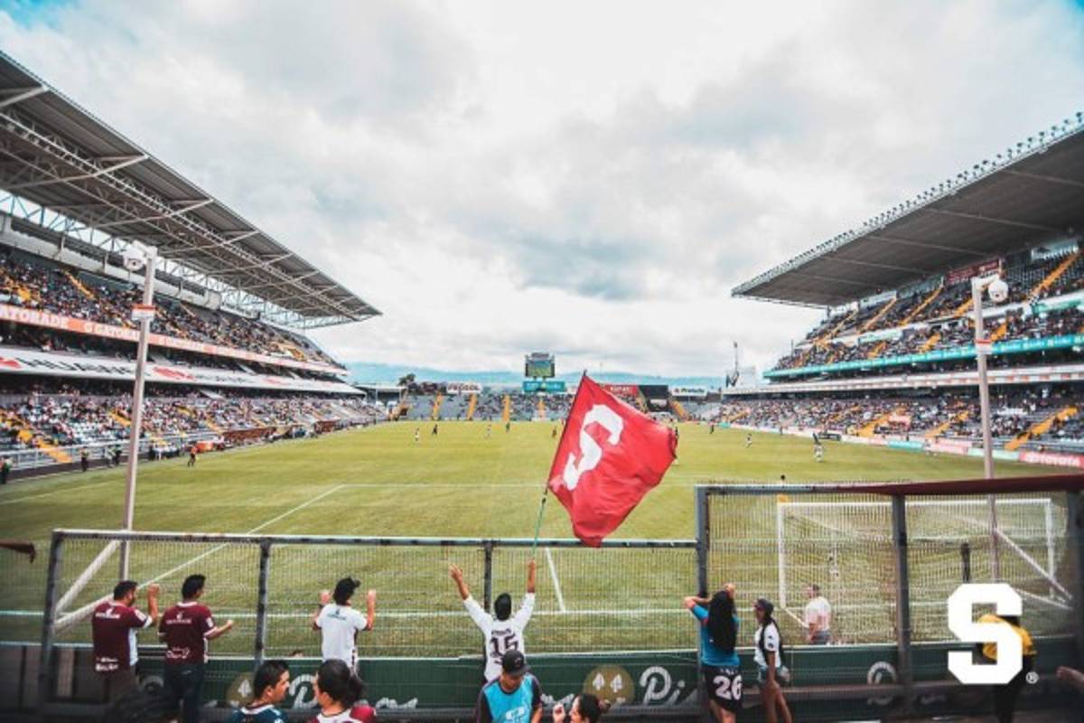FOTOS: Así evacuaron los miles de aficionados del Saprissa tras la amenaza de bomba