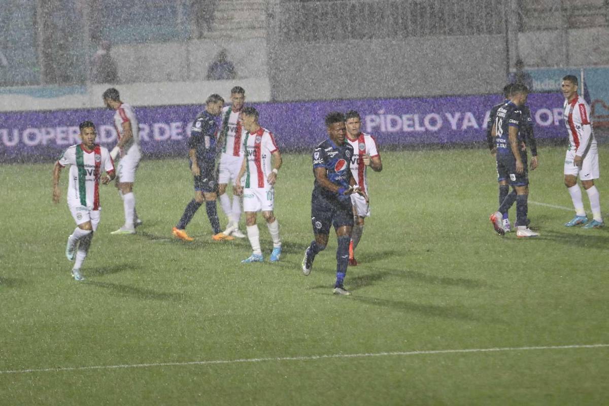 ¿Quién era la chica de rojo? La sangre se hizo presente en la cancha, las preciosas chicas de Motagua y ¿quién comía tajaditas?