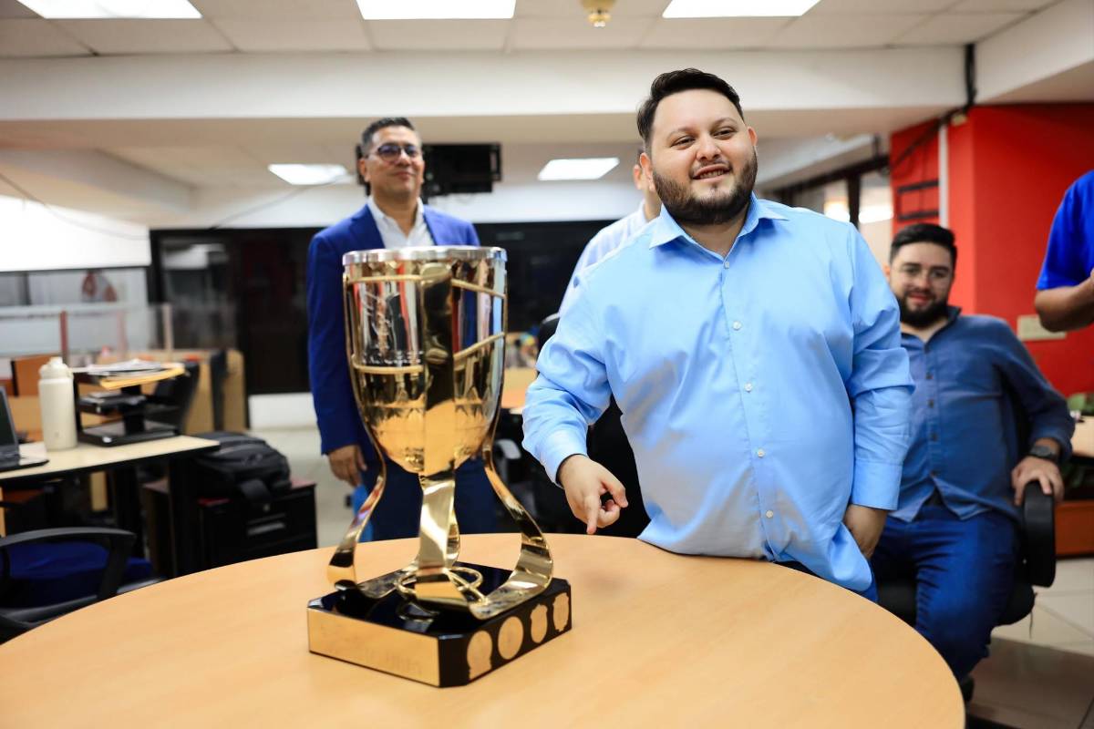 La Copa del próximo campeón de Liga Nacional visitó la sala de Redacción de DIEZ