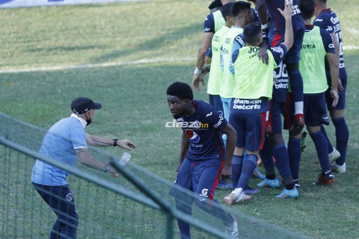 El Yankel Rosenthal se calentó por la goleada: Keosseián se enfrenta con aficionados que también arremeten contra el portero Denovan Torres