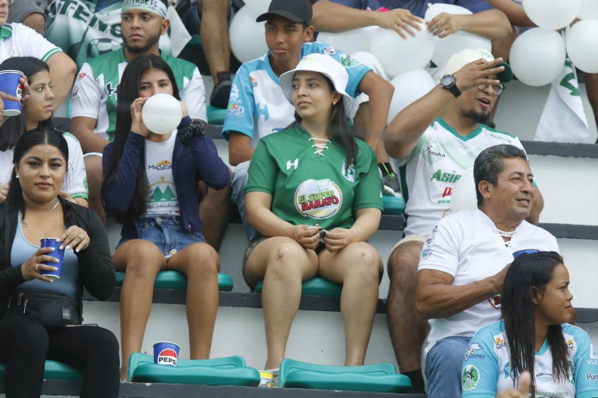 Las dos chicas que eclipsaron en el Excélsior y lo que ingresaron los árbitros al estadio sin ser vistos por la afición