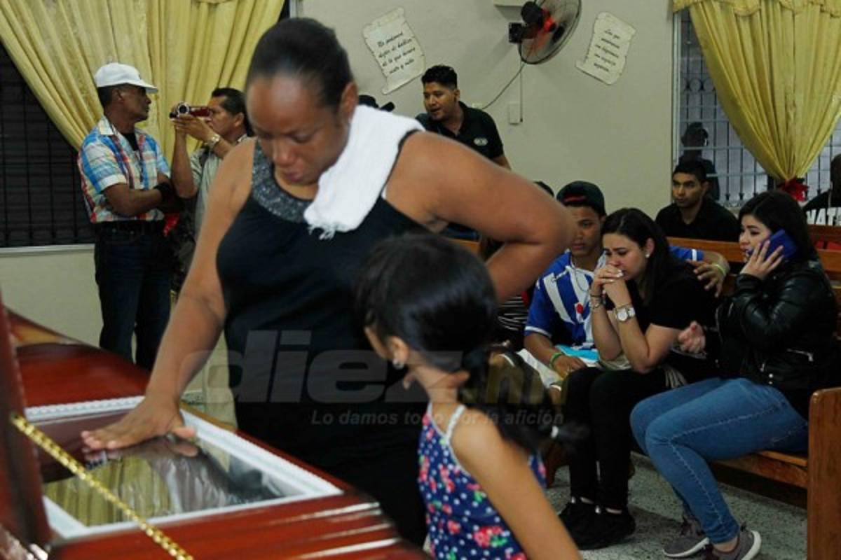 Las desgarradoras imágenes del velatorio de Juan Carlos García