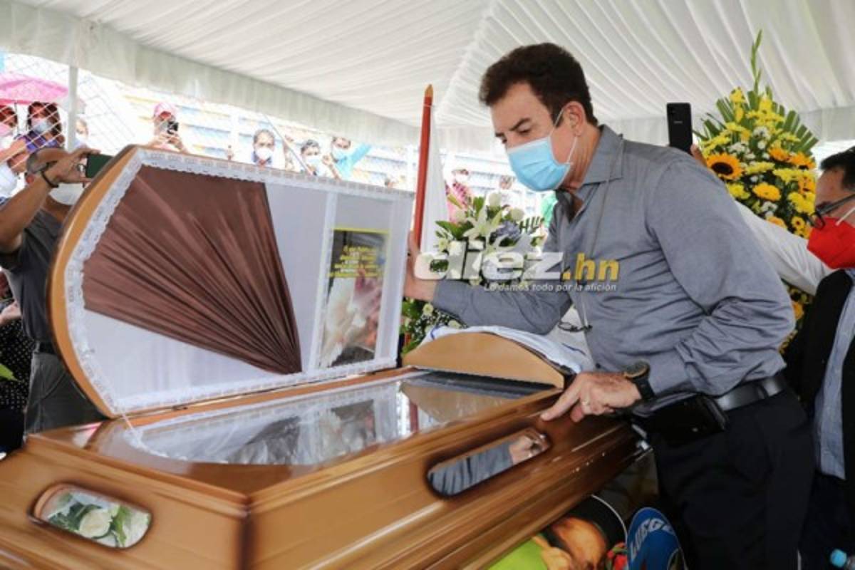 ¡Uno dio un beso con la mano al ataúd! Las famosos que llegaron a dar el último adiós a Chelato Uclés