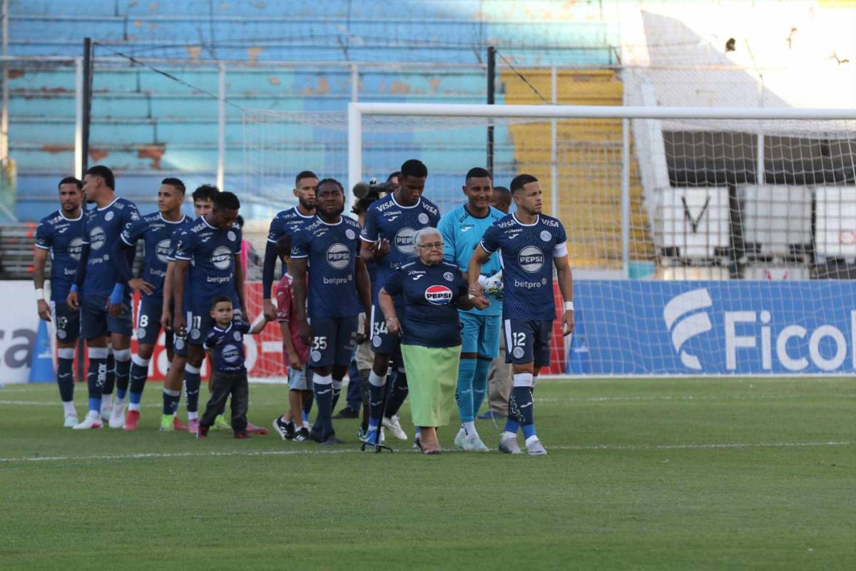 ¿Quién es la edecán que robó miradas? Familia Izaguirre sobresale y europeos no le quitan la mirada a los jugadores