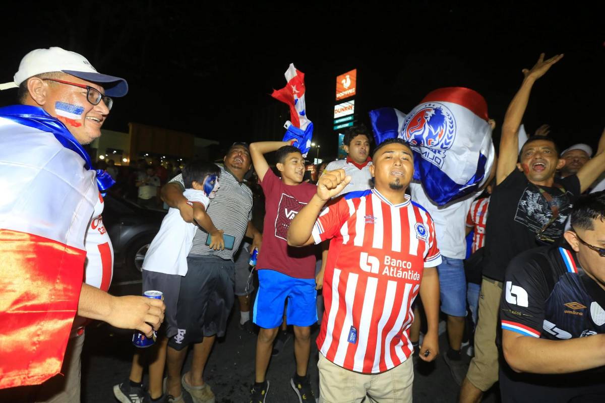 ¡Fiesta por la 39! Aficionados del Olimpia celebran por toda Honduras el título del torneo Clausura