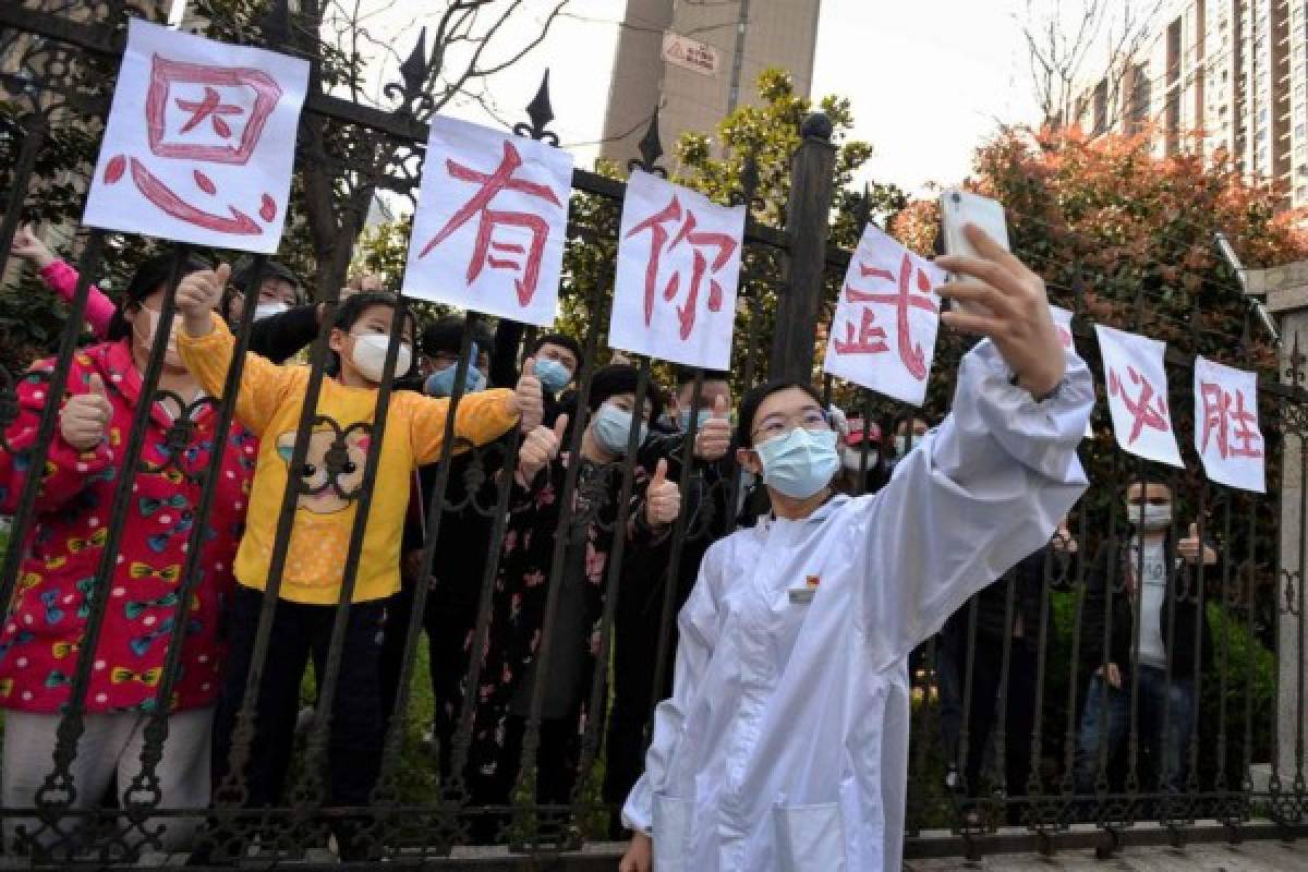 Así celebran médicos chinos en Wuhan tras el primer día sin casos de coronavirus