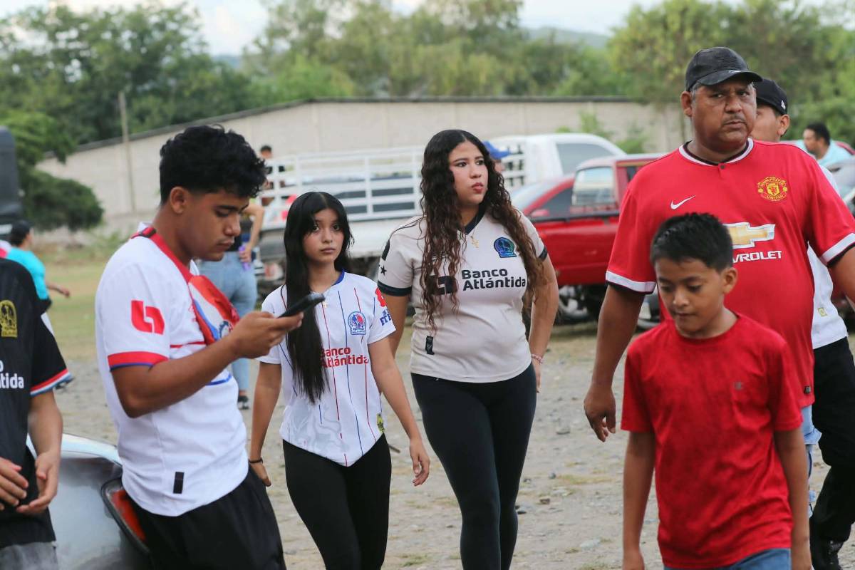 Aficionadas del Olimpia enamoran, aparece la famosa gorra del Platense y el selfie