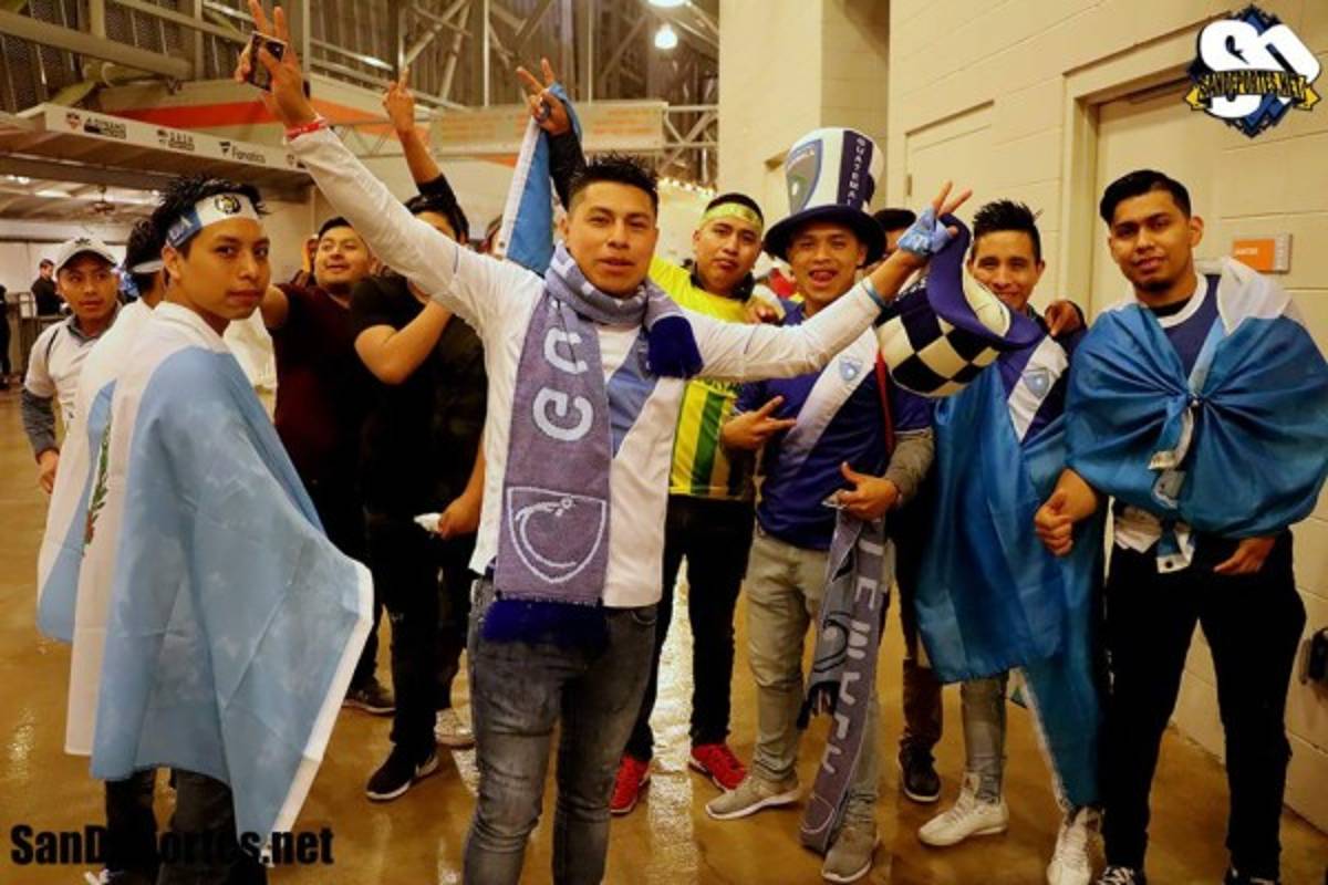 ¡Ni la lluvia los detuvo! Afición del Guastatoya puso el ambiente en el BBVA Compass Stadium