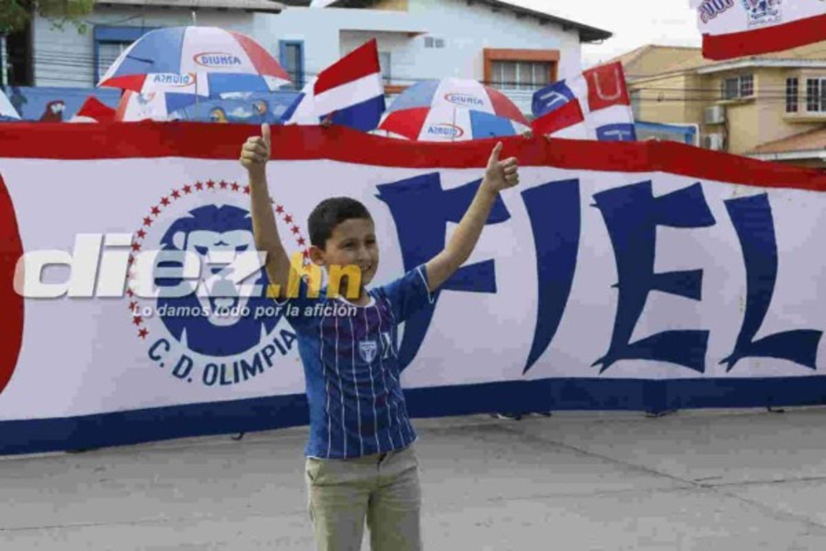Barra del Olimpia llegó a motivar al plantel previo al juego ante Saprissa