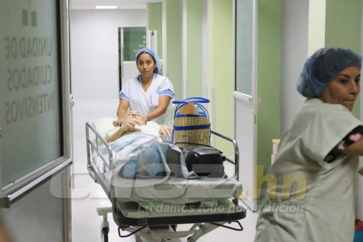 FOTOS: Así sacaron a Chelato Uclés de cuidados intensivos