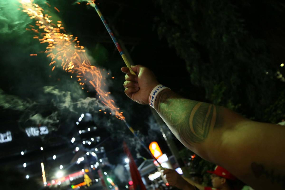 ¡Épico banderazo! Afición del Olimpia pide la 40 antes de la gran final contra Marathón
