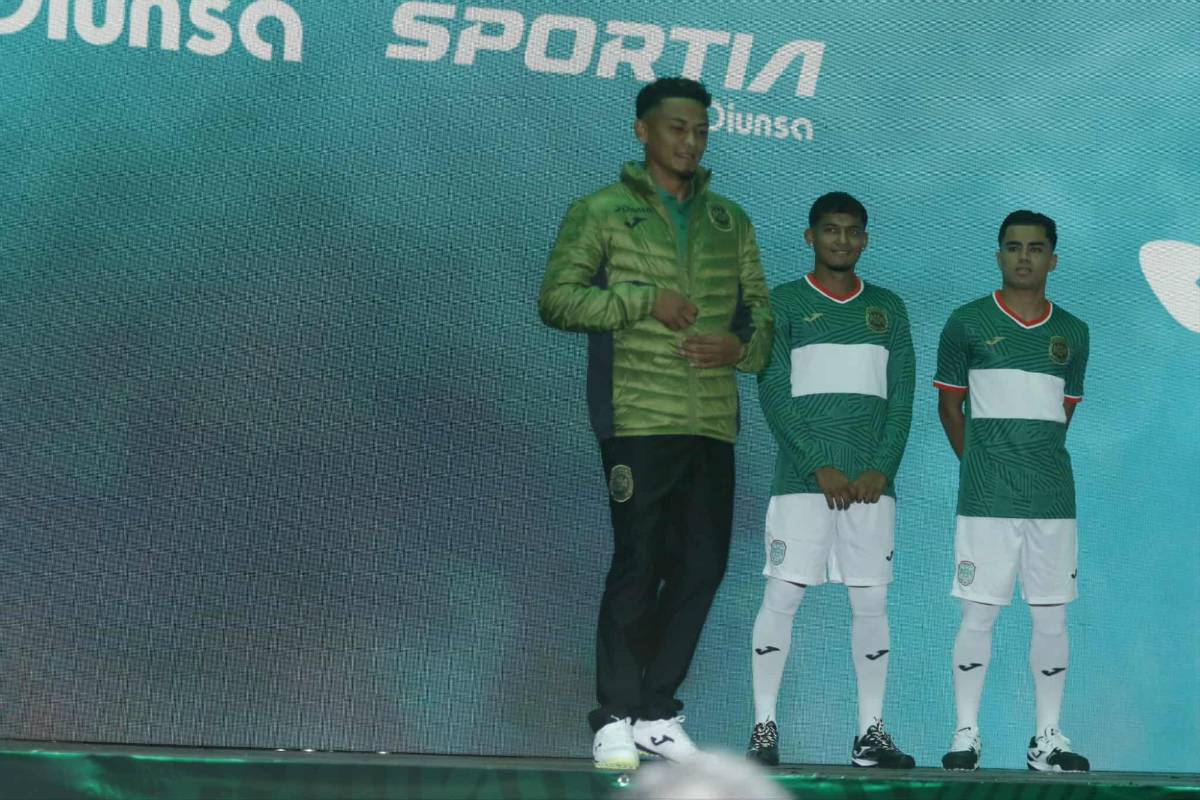 ¡La nueva piel del centenario! Marathón presentó su histórico uniforme acompañado de sus leyendas