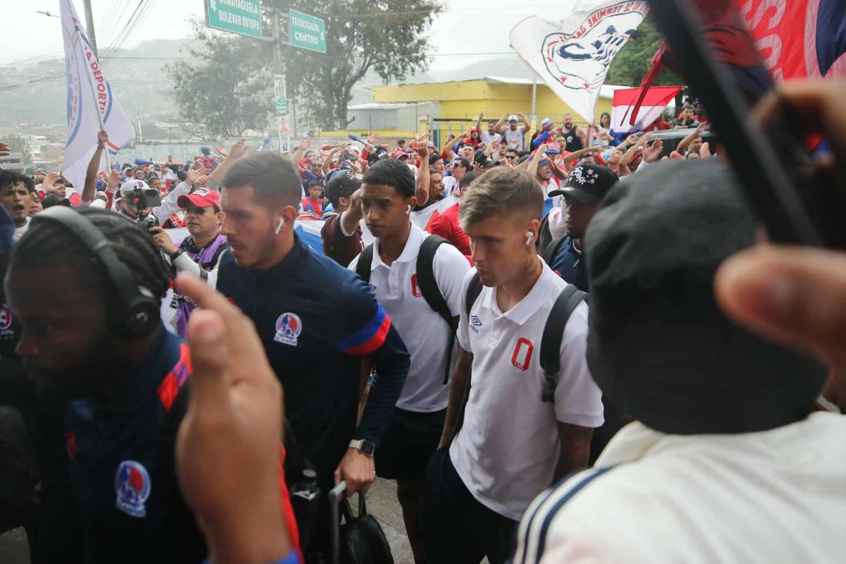 Imágenes: Así le reclamó la Ultra Fiel al Olimpia, los encerraron ¿Cuál fue la reacción de Eduardo Espinel?