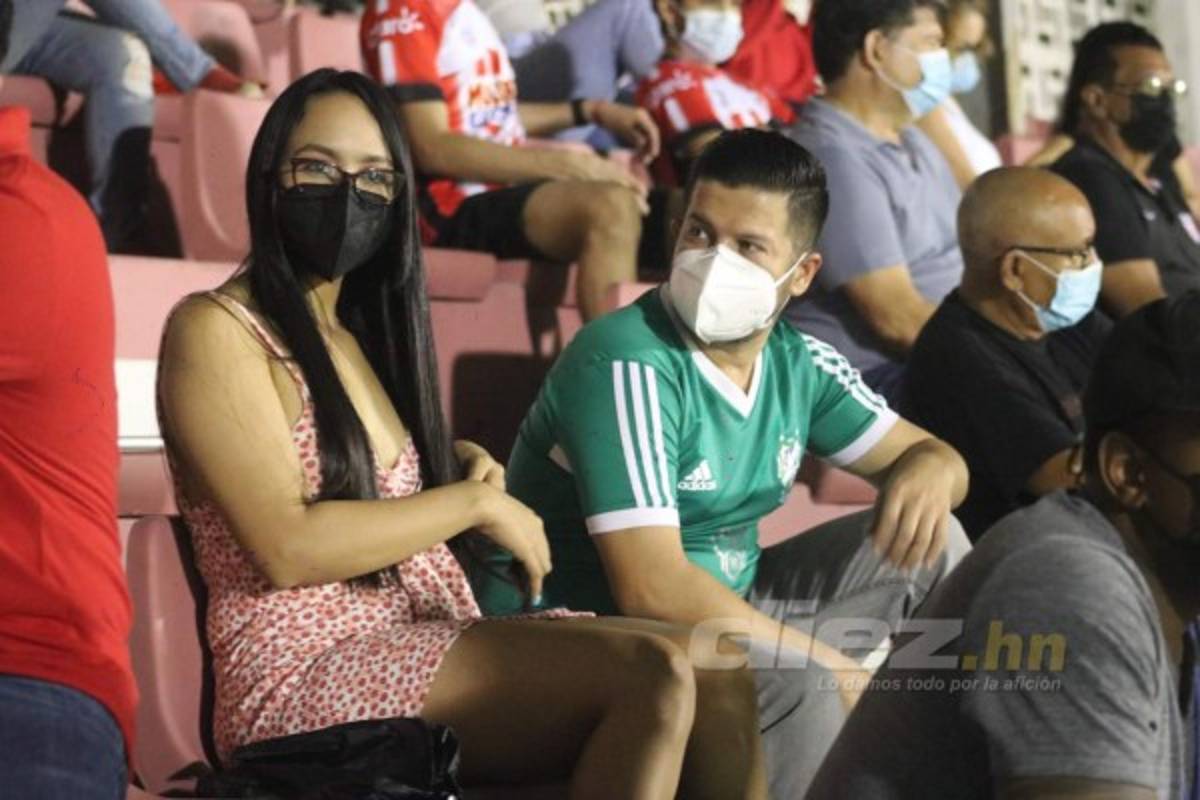 La afición volvió al estadio: las hermosas chicas y la fisioterapeuta del Vida que enamoró en La Ceiba